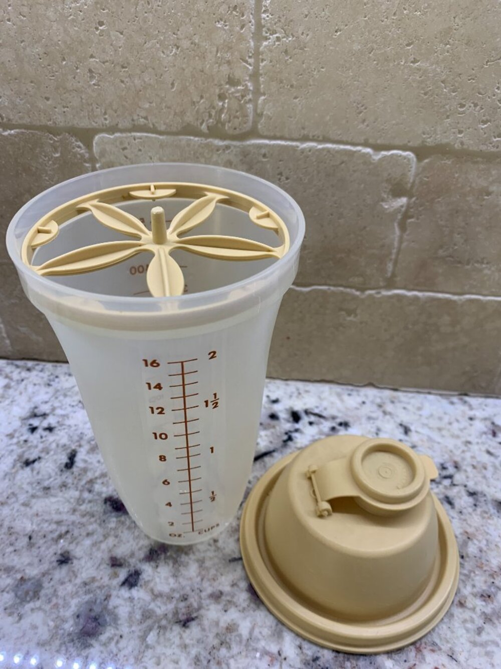 Tupperware Quick Shake Shaker Container 16oz. Blender Mixer Pour 3pc. 844-28 - Picture 4 of 7